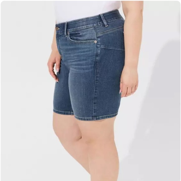 Torrid - Bombshell 8” Bermuda Short Premium Stretch - Picture 2 of 8